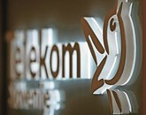 Telekom Slovenije je vsem naročnikom in predplačnikom  poslej zaračunava dodatek 0,10 evra skupaj z DDV na vsa poslana SMS sporočila iz Slovenije na številko kateregakoli tujega operaterja Foto: STA