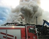 Ponoči je gasilcem uspelo pogasiti požar, ki se je v sredo zgodaj zjutraj razplamtel na deponiji starega železa v industrijski coni Neverke pri Pivki Foto: Postojna