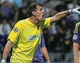 Mariborski vratar Jasmin Handanović je že v tretji minuti srečanja moral po žogo v mrežo (fotografija je iz arhiva) Foto: STA