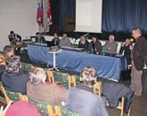  V Renčah so krajani skupaj z županom Alešem Bucikom (skrajno desno) opozoril, da ne bodo popustili  Foto: Ambrož Sardoč