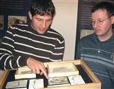 Tomaž Hitij (levo) in Jure Žalohar s fosili morskih konjičkov 