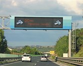 V četrtek so vozniki na portalu pri Kopru prebrali, da je med Palmanovo in Benetkami huda prometna nesreča Foto: Danijel Cek