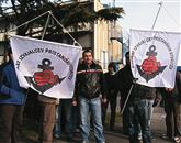 Predraga Topića (v sredini) so v ponedeljek pred zagovorom pri delodajalcu podprli tako člani SIPS kot člani sindikata žerjavistov Foto: STA