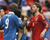 Za nov incident so poskrbeli španski navijači, ki so na tekmi Španija in Italija (1:1) žalili temnopoltega italijanskega napadalca Maria Balotellija Foto: Tony Gentile
