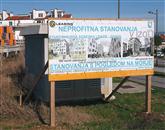 Gorica Leasing je na tabli do pred kratkim  napovedoval   stanovanja s pogledom na morje in luksuzna stanovanja v mansardah. Taka naj bi bila   tudi v  neprofitnem bloku.    Foto: Mirjana Cerin