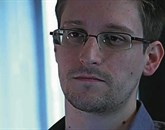 Snowden je 20. maja s Havajev pobegnil v Hongkong. Časnikoma Guardian in Washington Post je razkril podatke o spornih ameriških programih nadzora, dovolil pa jima je tudi razkritje identitete, čeprav se je zavedal vseh posledic 