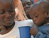 V državah v razvoju vsako leto rodi okoli 7,3 milijona deklet, mlajših od 18 let. S tem pogosto tvegajo smrt ali resne zdravstvene težave. Foto: Unicef/ Hq06-2763/Bruno Brioni
