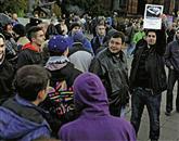 Protestniki v Kranju počasi zapuščajo prizorišče, vztraja jih še nekaj sto