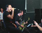 Punkerska veselica s Kalifornijci Strung Out: začetni zvočni udarec je bil silovit in je držal do konca njihovega nastopa. Foto: Igor Tavčar 