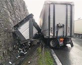 Kabino tovornjaka je v nesreči dobesedno odtrgalo od  tovornega dela  Foto: Zgrs Sežana