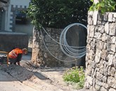 Na območju Krasa in Bistriškega so v tla vkopali le povezovalne kable med naselji, razvode po naseljih pa večinoma speljali po zraku, je eden od očitkov družbi Vahta in sežanski občini kot nosilki projekta  Foto: Marica Uršič Zupan