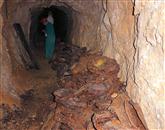 Gorazd Pretnar med meritvami radioaktivnosti v opuščenem rudniku 