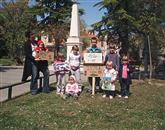 V aprilu je skupina staršev s svojimi otroki opremila Trg padlih s tablami, na katerih so koristna sporočila o ohranitvi čistega parka. 