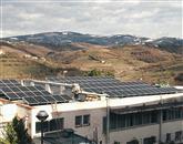Sončna elektrarna na strehi šole na Dobrovem Foto: Ambrož Sardoč