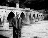 Ivo Andrić ob mostu na Drini v Višegradu leta 1963 