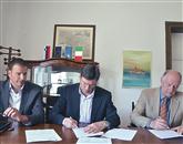 Izolski župan Igor Kolenc (v sredini) in direktor podjetja Makro 5 gradnje d.o.o. Rajko Žigante (desno) sta  podpisala pogodbo o razširitvi pokopališča v Kortah. Na fotografiji je še Denis Bele, direktor Komunale Izola. 