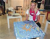  Majda Šumnik je svojo   mizico odela v steklo in  keramiko Foto: Neva Volarič