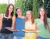  Vegansko večerjico  so ves dan pripravljale (z leve): Katja Pavlovič, Sara Štuva, Freja Kladnik in  Klaudia Vegmaher. Foto: Neva Volarič