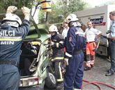 Vozniku avtomobila so morali pri Volčah iz zvite pločevine pomagati gasilci Foto: Pgd Tolmin