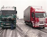 Zaradi sneženja izločajo tovornjake