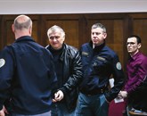 Marko Markovič (drugi z leve) je zajokal, ko je v sodni dvorani zagledal bivšo partnerko. S Kosto Aleksandrovom (prvi z desne) sta imela  včeraj na nogah ves čas verige. Foto: Tomaž Primožič/Fpa