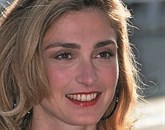 Sodišče v francoskem mestu Nanterre je danes razsodilo v prid francoski igralki Julie Gayet, ki je vložila tožbo proti reviji Closer zaradi poročanja o njeni aferi s francoskim predsednikom Francoisom Holandom Foto: Wikipedia