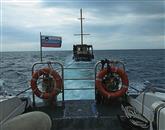 Pomorski policisti so pri rednem  nadzoru državne meje v Piranskem zalivu v petek opazili   barko v okvari in jo odvlekli v Izolo  Foto: Pu Koper