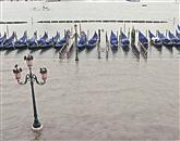 V nedeljo je bilo pod vodo 70 odstotkov Benetk, saj je plima dosegla 150 centimetrov Foto: Reuters