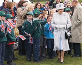Elizabeta II. med svojimi oboževalci Foto: Reuters