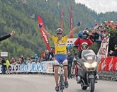 Vzpon na Vršič bo tudi letos dal odgovor, kdo bo osvojil rumeno majico najboljšega na dirki po Sloveniji Foto: Boštjan Bensa