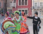 Mladi plesalci mehiške folklorne skupine Ballet folklorico Santa Anita na Tartinijevem trgu Foto: Helena Race