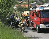 Reševalci so  danes zgodaj popoldne na  zdravljenje v izolsko bolnišnico odpeljali hudo  poškodovanega  38-letnega  voznika iz Hrvatinov, ki je v  domačem kraju povzročil  nesrečo Foto: Miha Crnič