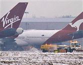 Zaradi sneženja je letališče Heathrow odpovedali številne lete. Foto: Reuters