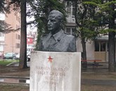 Kip narodnega heroja Alberta Grudna - Bliska v spominskem parku pri sežanskem sodišču   Foto: Marica Uršič Zupan