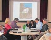 Davorin Terčon (tretji z leve) in Vojko Terčon (tretji z desne) na okrogli mizi o ohranjanju stavbne dediščine v Tomaju     Foto: Lea Kalc Furlanič