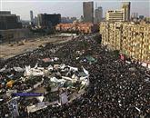 Na trgu Tahrir se zgrinja na desettistoče ljudi Foto: Reuters