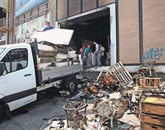  
 Požar, ki je izbruhnil ob skladiščnih vratih na nakladalni rampi koprske Lesnine, je povzročil za 278.583 evrov škode Foto: Zdravko Primožič/Fpa