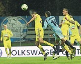 Mitja Viler (v skoku levo), Primorec v dresu Maribora, je proti Wiganu odigral vseh 90 minut  Foto: Leo Caharija