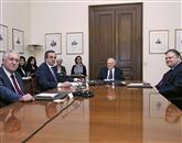  Grški predsednik Karolos Papuljas bo danes z vodji večine strank z izjemo skrajne desnice nadaljeval pogovore o oblikovanju vlade  Foto: John Kolesidis