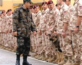 Šesti kontingent Slovenske vojske je leta 2006 pred odhodom na šestmesečno delovanje v sestavi mednarodnih mirovnih sil Isaf v Afganistanu takole pozdravil poveljnika poveljstva sil SV, kapitana Renata Petriča Foto: STA