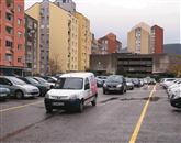 Ko bo projekt urejanja intervencijskih poti končan, po sredini parkirišč (kot na fotografiji iz središča mesta) ne bo več dovoljeno parkirati 