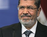 Po množičnih protestih proti egiptovskemu predsedniku Mohamedu Mursiju so egiptovsko vlado zapustili ministri za turizem, okolje, komunikacije, pravosodje ter javne službe, navaja neimenovani visoki vir iz vlade Foto: STA