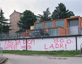 Neznani grafitar je na zidu pod kotlovnico na Markovcu strnil misli jeznih stanovalcev Foto: Tomaž Primožič/Fpa