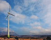 Pogled z lokacije edine slovenske delujoče vetrne elektrarne na Griškem polju v smeri proti Nanosu, vmes so Senožeška brda Foto: Bogdan Macarol