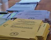 Državni volilni komisiji je treba najpozneje do danes sporočiti organizatorje referendumske kampanje, odgovorno osebo in podatke o odprtju posebnega transakcijskega računa Foto: STA