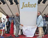 Briški župan Franc Mužič (levo) in predsednik Konzorcija Stojan Ščurek sta odgrnila zastor s table z novim poimenovanjem  Foto: Leo Caharija