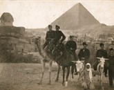Bojan Bizjak (sedi na desnem oslu) v Egiptu leta 1944 Foto: Iz Zapuščine Bojana Bizjaka
