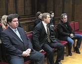 Približno štiri tedne po tem, ko so s koprskega okrožnega sodišča (z leve) Robertu Časarju,  Srečku Prijatelju in Marjanu Mikužu poslali sodbo višjega sodišča, je sodno pošiljko prevzel le Mikuž Foto: Tomaž Primožič/Fpa