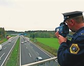 Hitrost in varnostno razdaljo bodo policisti na avtocestah merili z nadvozov in drugih primernih mest Foto: Gpu