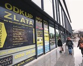 “Ugodna” posojila do 5000 evrov in odkup zlata so ponujali tudi v poslovalnici v Novi Gorici, ki  je trenutno zaprta, na vhodu pa ni nobenega obvestila  Foto: Leo Caharija